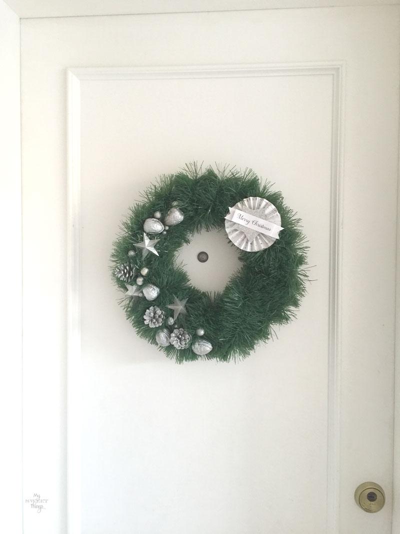 Cómo hacer una corona de Navidad casera fácil y elegante, usando cartón, piñas, nueces y una guirnalda | Via www.sweethings.net 