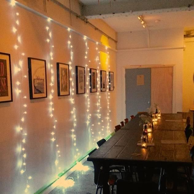 Paredes y suelos de estilo industrial de A Stylish Existence