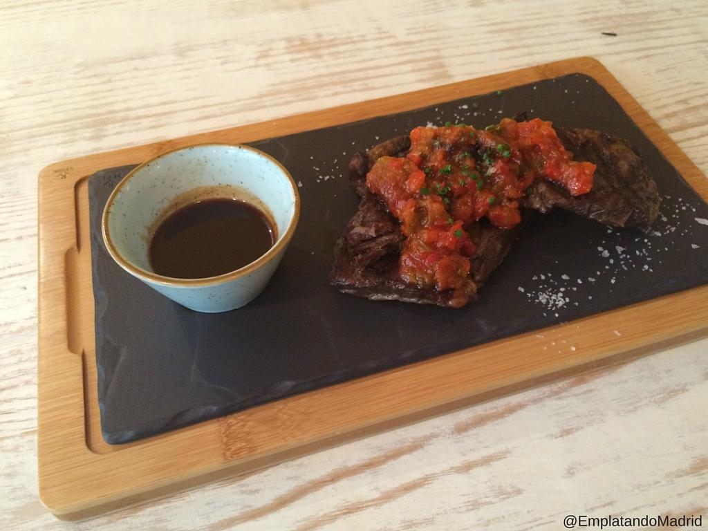 Sobrebarriga con salsa criolla