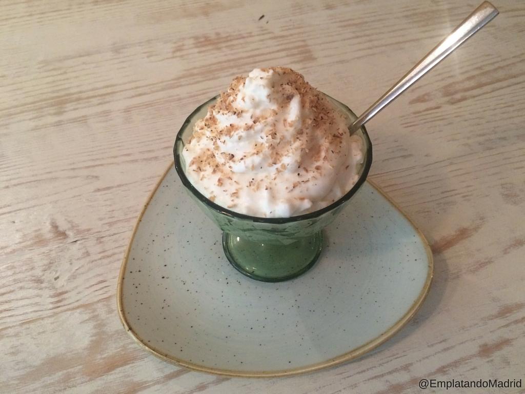 Espuma de guanábana con crocante de coco
