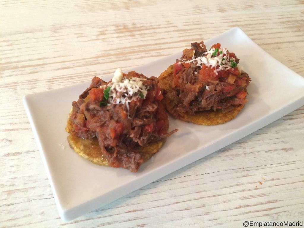 Patacones con carne desmechada