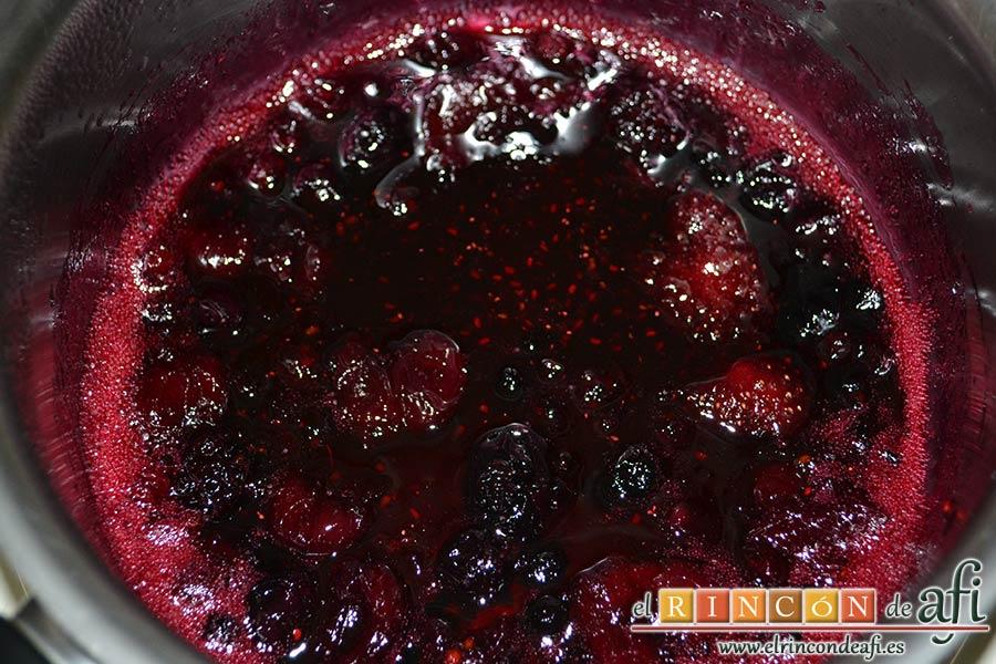 Panacota de chocolate blanco con mermelada de frutos rojos, seguir cociendo hasta obtener una mermelada