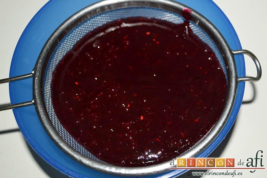 Panacota de chocolate blanco con mermelada de frutos rojos, triturar y colar