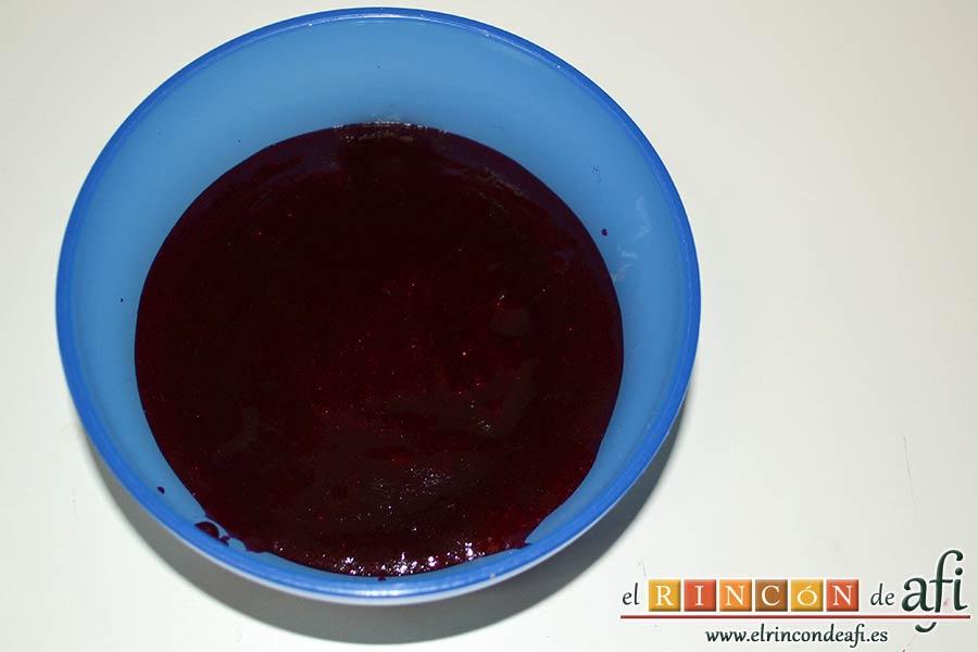 Panacota de chocolate blanco con mermelada de frutos rojos, dejar que atempere en un cuenco