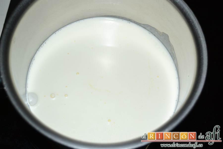 Panacota de chocolate blanco con mermelada de frutos rojos, calentar la nata (crema de leche) en una cazuela