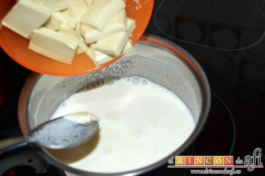 Panacota de chocolate blanco con mermelada de frutos rojos, añadir el chocolate blanco troceado y parcialmente derretido