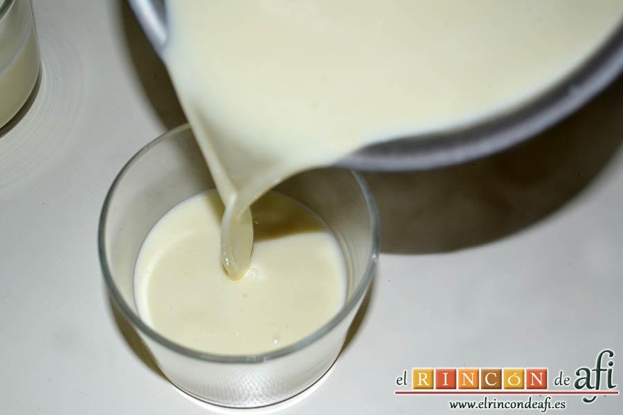 Panacota de chocolate blanco con mermelada de frutos rojos, remover bien y pasar la mezcla a vasitos