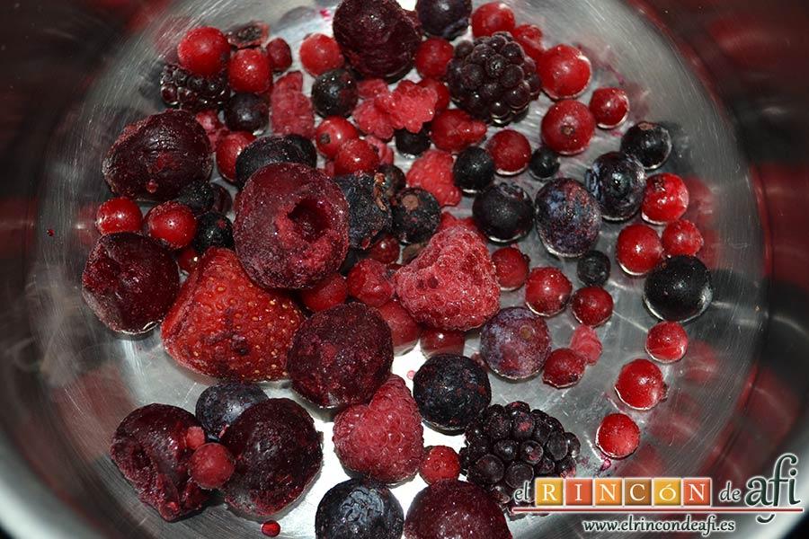 Panacota de chocolate blanco con mermelada de frutos rojos, poner los frutos rojos en un calentador al fuego