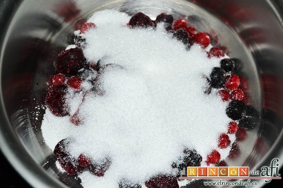 Panacota de chocolate blanco con mermelada de frutos rojos, añadir el azúcar