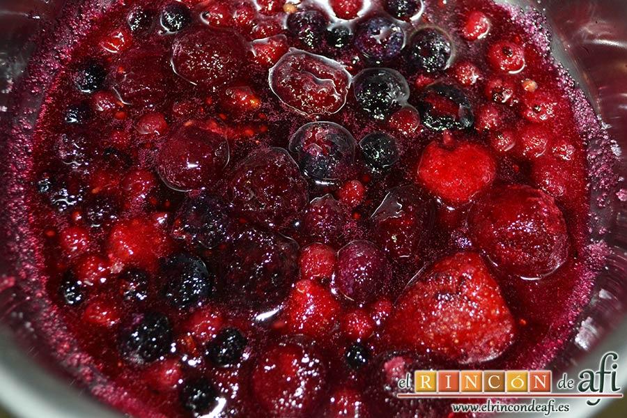 Panacota de chocolate blanco con mermelada de frutos rojos, remover lentamente