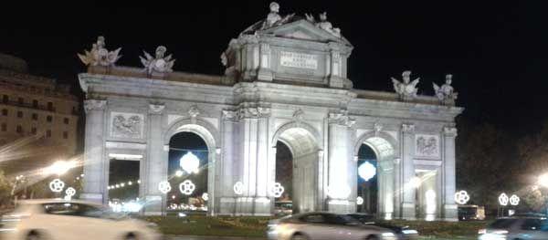La puerta de alcala iluminada por navidad