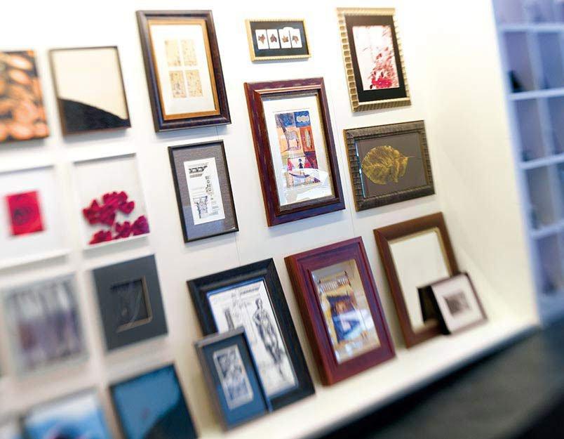 paredes con cuadros fann enmarcacion