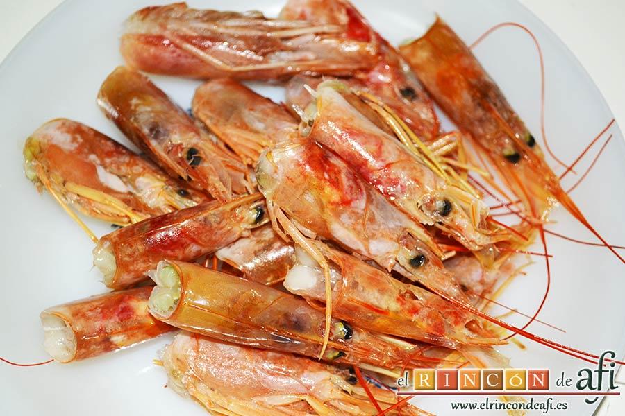 Estofado de setas y gambones, quitar las cabezas de los gambones