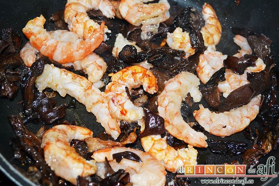 Estofado de setas y gambones, dejarlas hasta que cambien de color