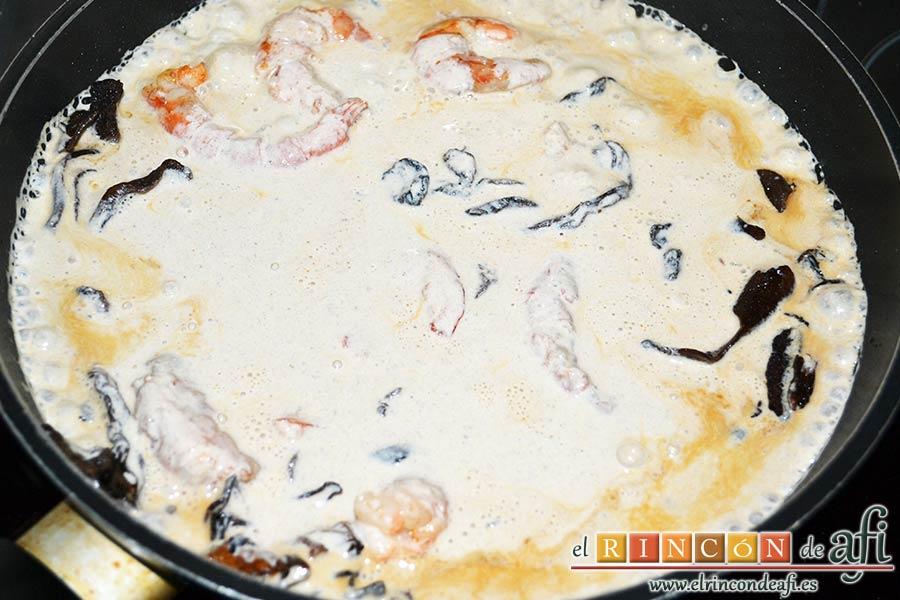 Estofado de setas y gambones, añadir la salsa