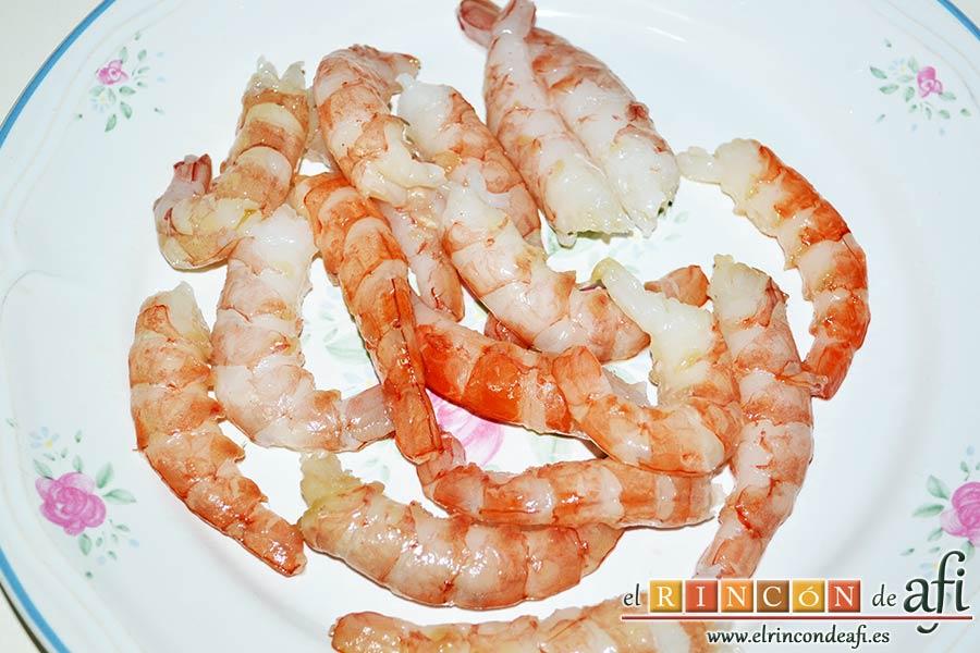 Estofado de setas y gambones, pelar las colas y reservar