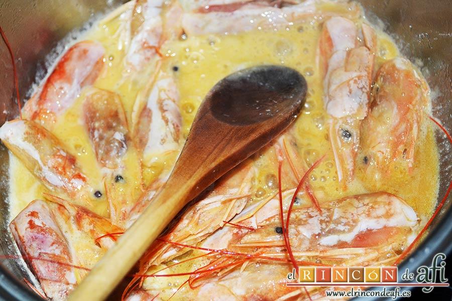 Estofado de setas y gambones, aplastar las cabezas con una cuchara de madera