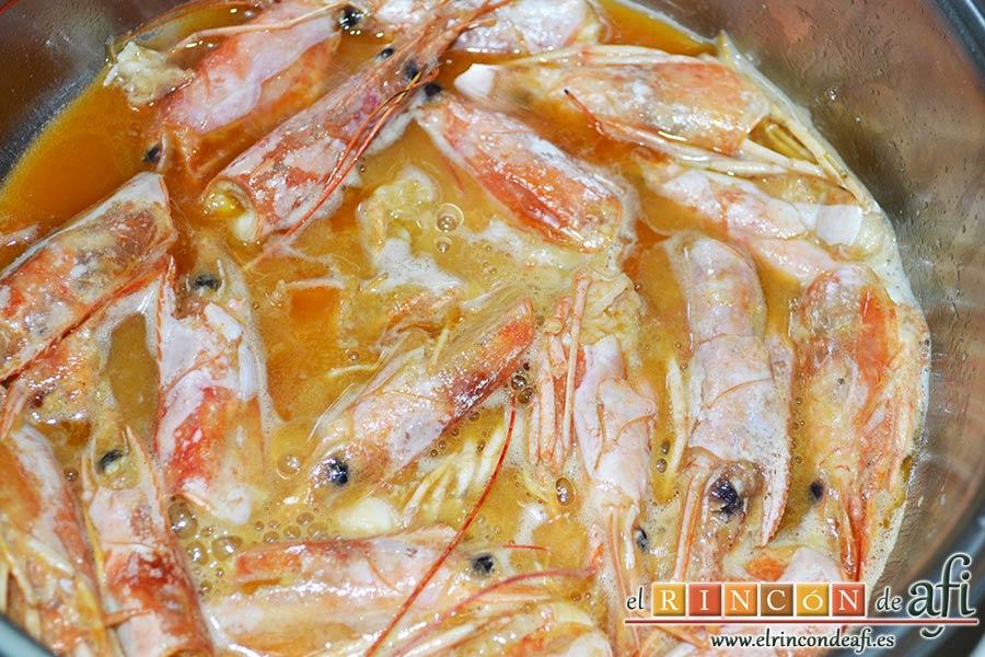 Estofado de setas y gambones, añadir el brandy y flambear