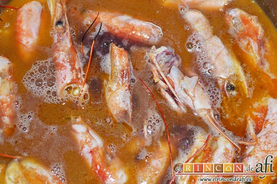 Estofado de setas y gambones, añadir el vino tinto