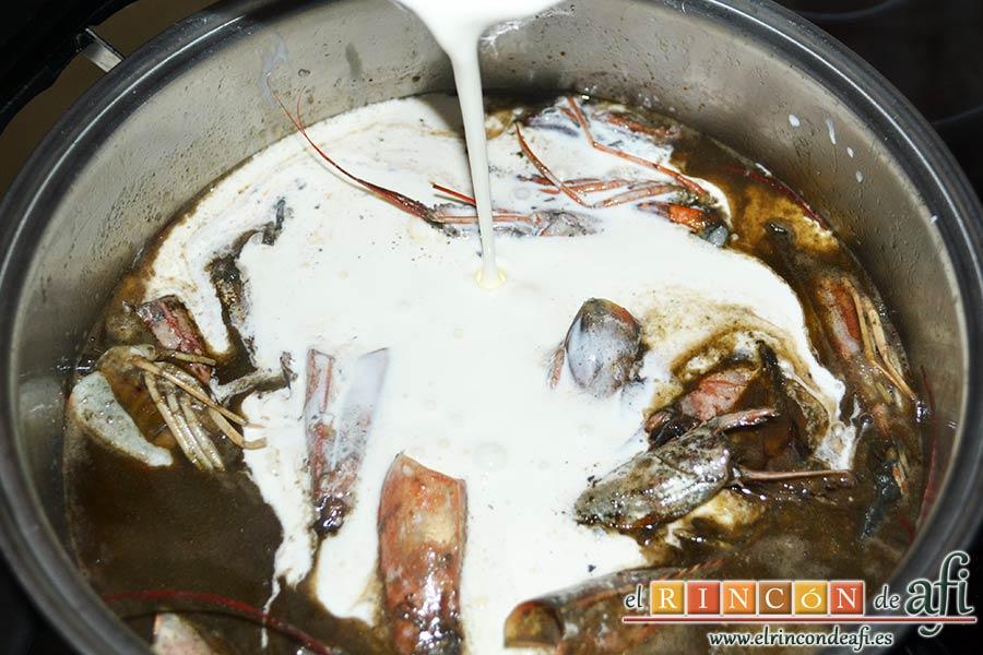 Estofado de setas y gambones, añadir la nata (crema de leche)