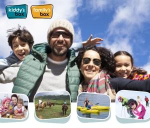 Familia feliz con cielo azul de fondo