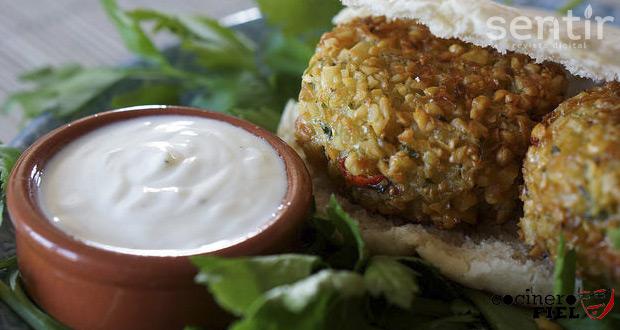 Falafel con salsa blanca