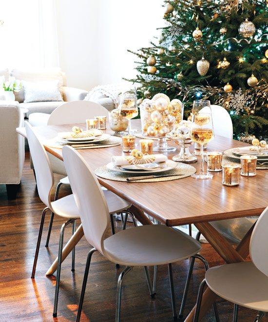 centros de mesa navideños styleathome mesa moderna con bolas doradas