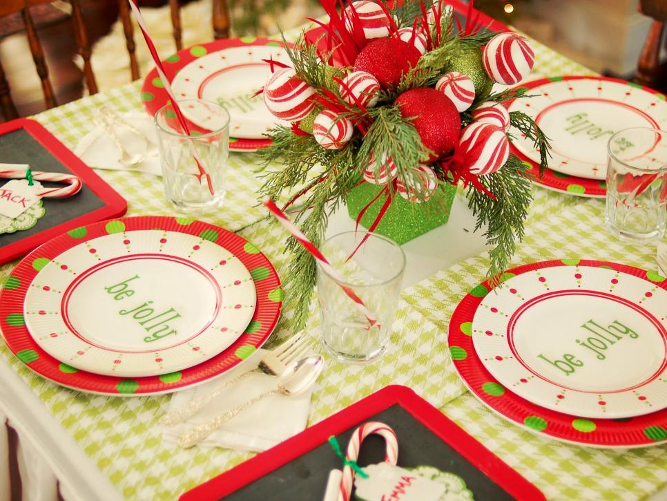 centros de mesa navideños HGTV bolas rojas
