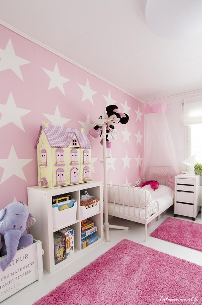 decoración con estrellas en una casa de estilo nórdico 13