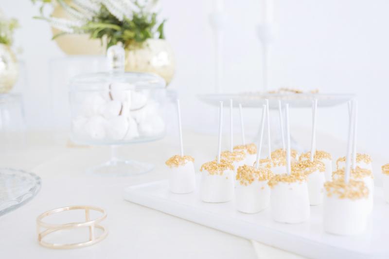 A white minimalist christmas en All Lovely Party