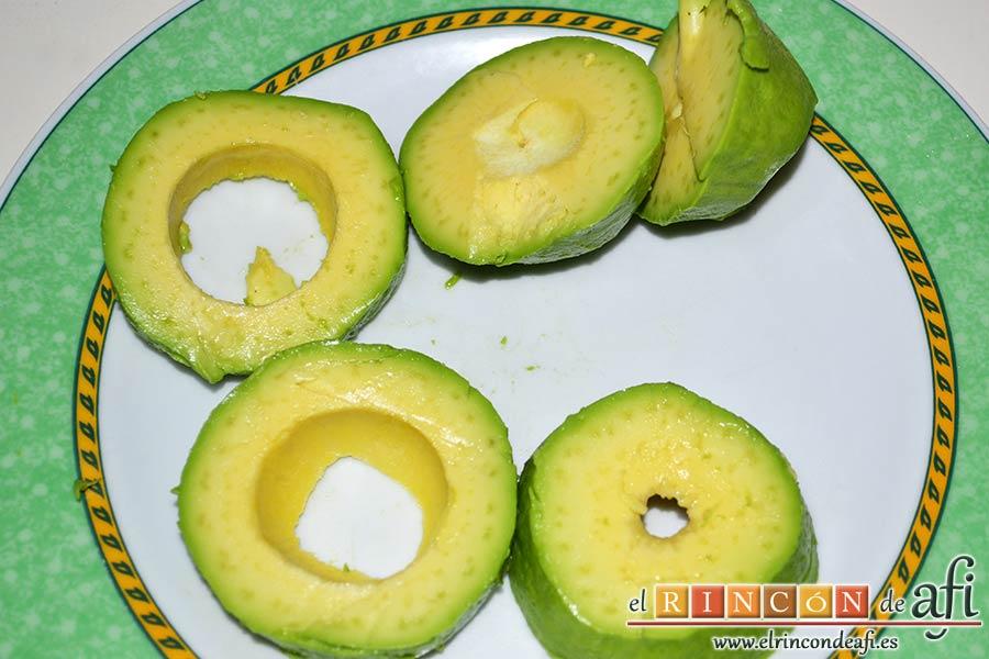 Montaditos de salmón marinado y manzana, cortar el aguacate en rodajas
