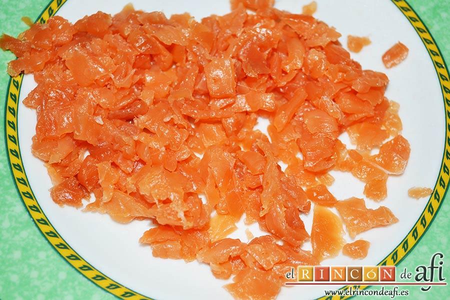 Montaditos de salmón marinado y manzana, cortar el salmón a cuchillo en trocitos pequeños