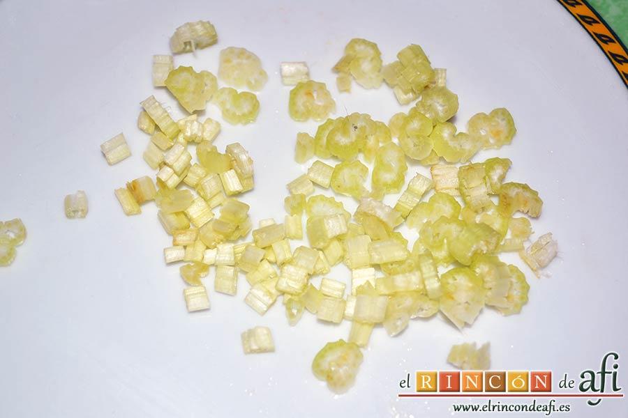 Montaditos de salmón marinado y manzana, trocear la ramita de apio