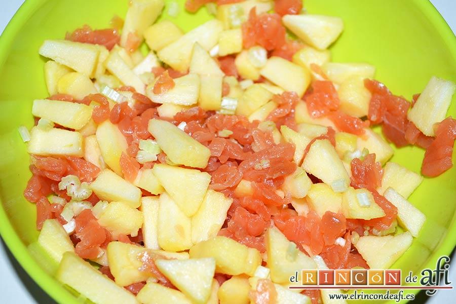 Montaditos de salmón marinado y manzana, mezclar todos los ingredientes y echarle unas gotitas de limón