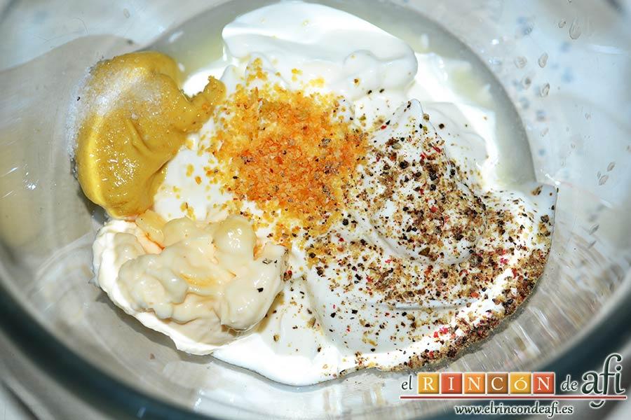 Montaditos de salmón marinado y manzana, mezclar en un bol el yogur griego, la mayonesa, la mostaza, el ajo en polvo, la pizca de sal, las pimientas molidas y el zumo de medio limón