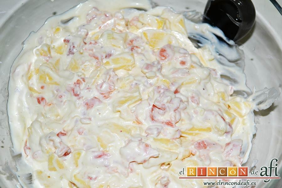 Montaditos de salmón marinado y manzana, mezclar bien hasta integrar sabores