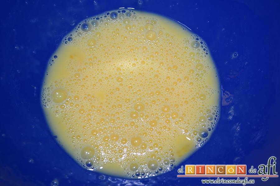 Pudin de panettone, batir los huevos en un bol