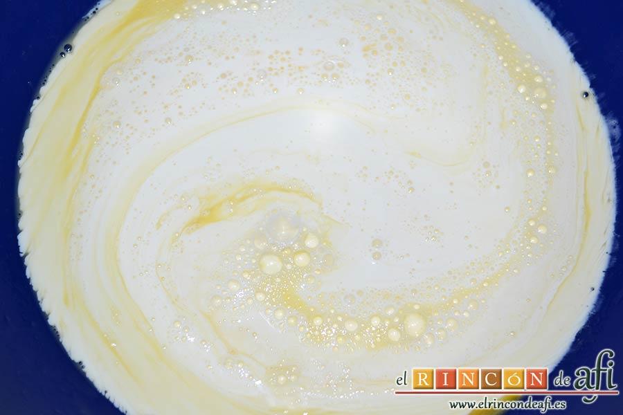 Pudin de panettone, añadir la nata (crema de leche) y la leche y seguir batiendo