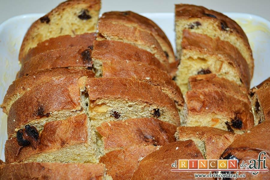 Pudin de panettone, cortar el panettone, pintar la fuente de mantequilla y poner las rodajas