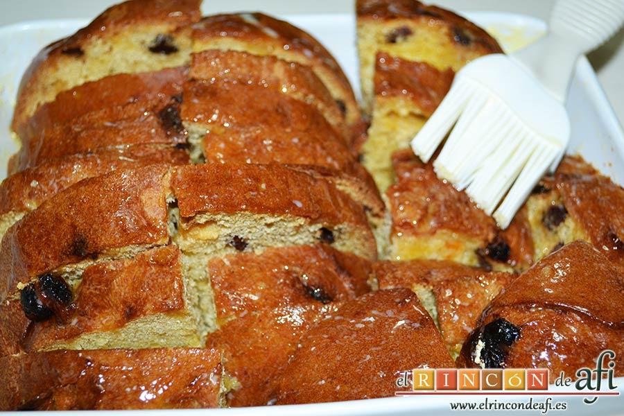 Pudin de panettone, pintar de mantequilla las rodajas de panettone
