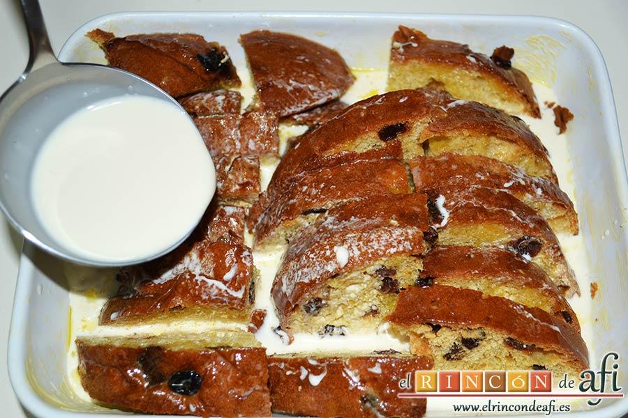 Pudin de panettone, echar con un cucharón la mezcla sobre el panettone