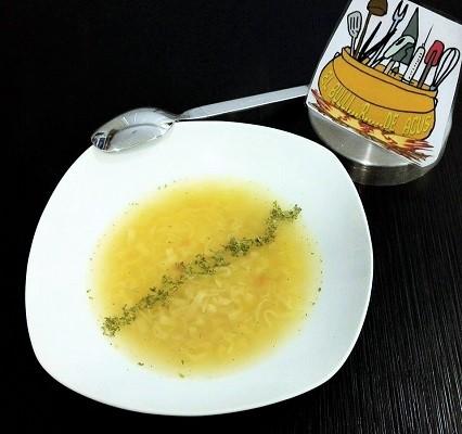 Sopa de fideos udon con caldo de pollo