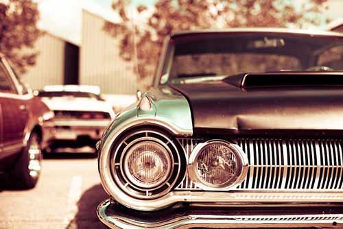 coche antiguo con una abolladura en la chapa