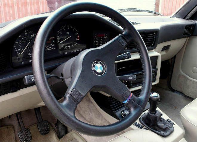 Cómo reparar un volante de cuero de forma barata