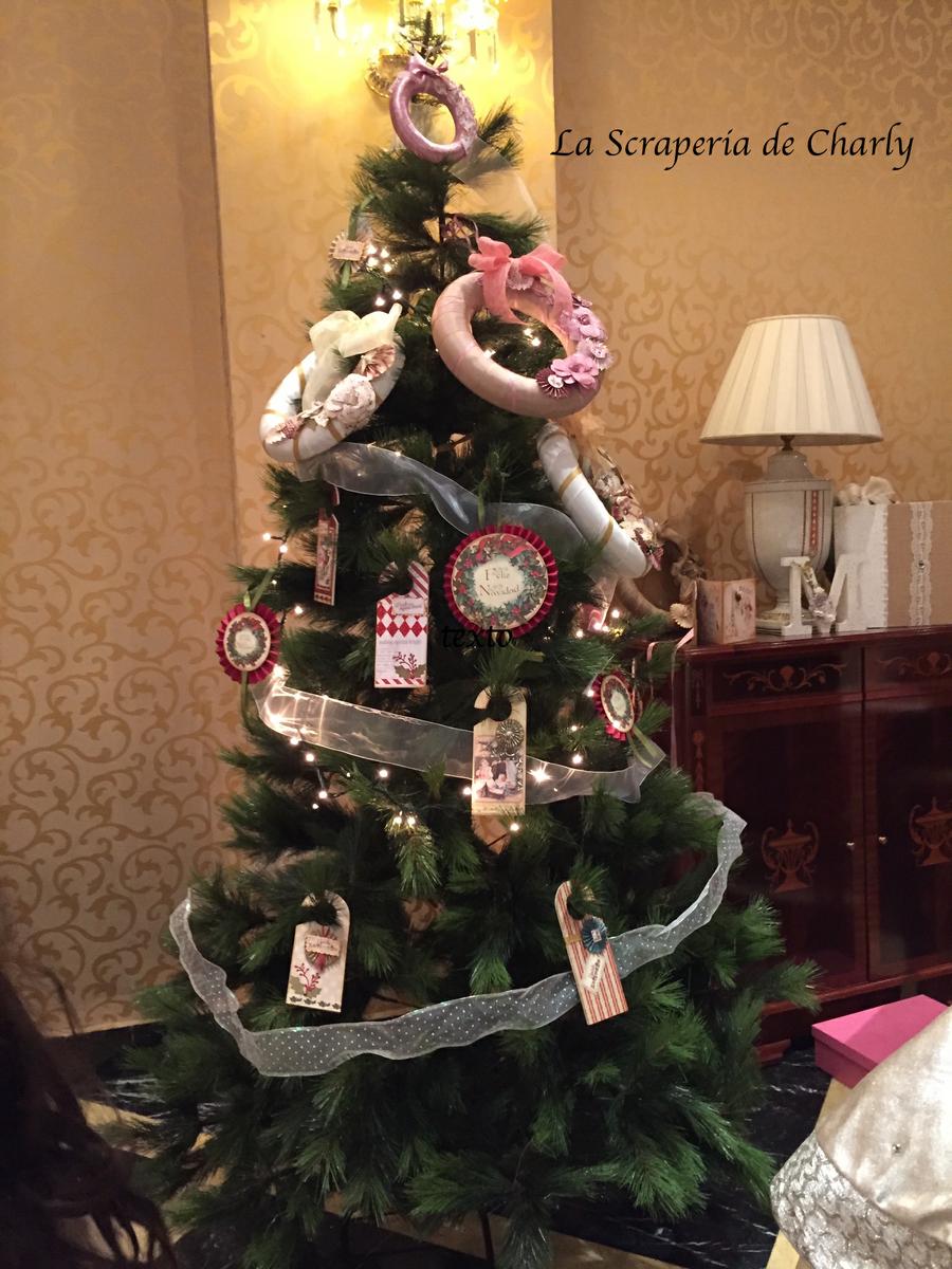 Coronas de adviento en árbol de Navidad