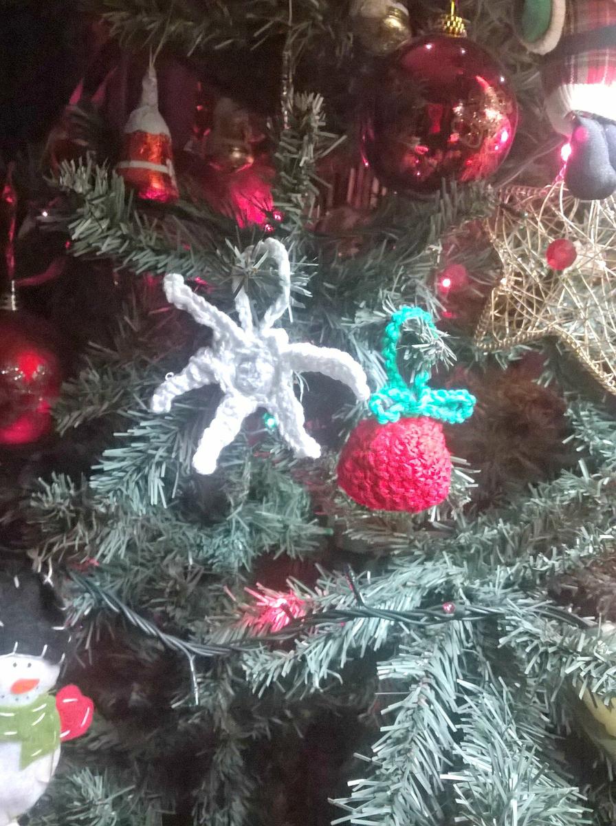 adornos de Navidad en ganchillo - DECORACIONES DE GANCHILLO detalle de árbol