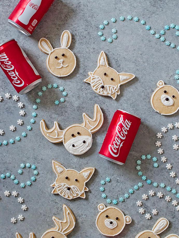 cortador de galletas con latas de cocacola