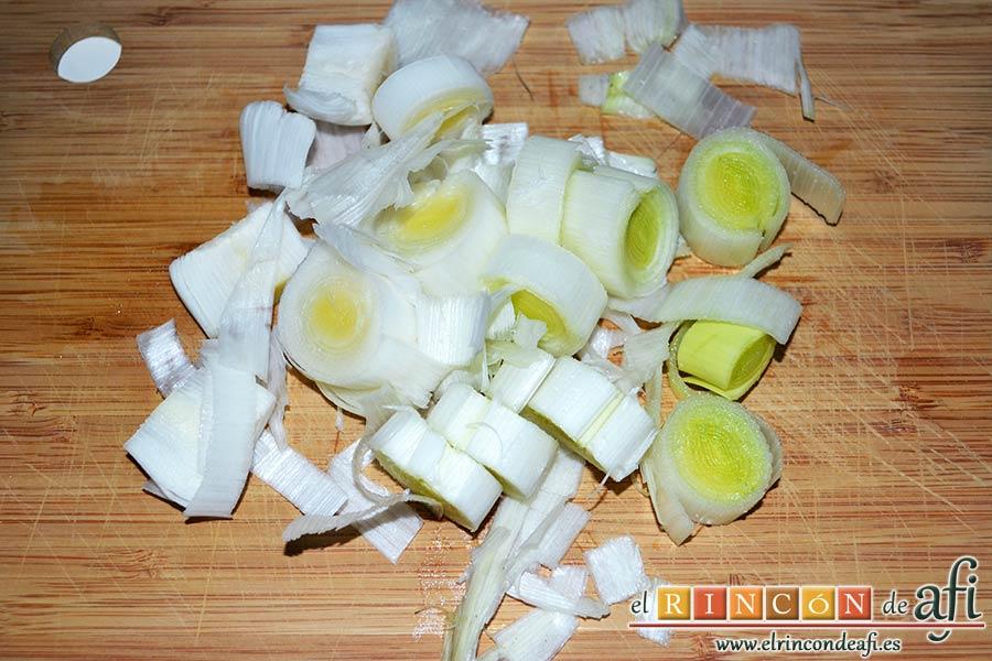 Crema de col lombarda, cortar el puerro en rodajas usando solo la parte blanca