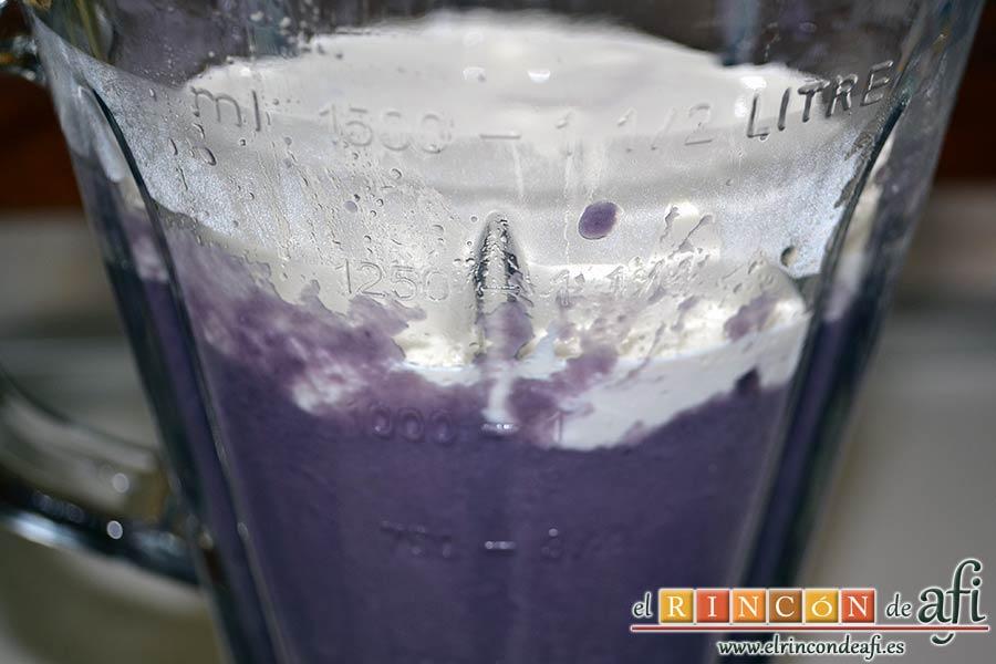 Crema de col lombarda, añadir la nata (crema de leche)