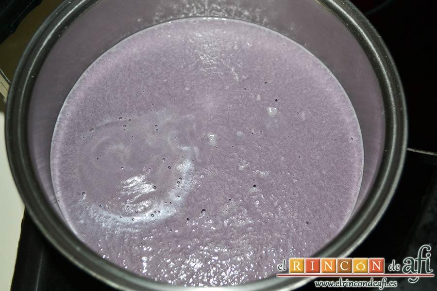 Crema de col lombarda, triturar bien y volcar la crema en un cazo